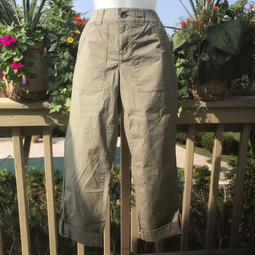 NWT DKYN - Capri army green color pants, Size 2
